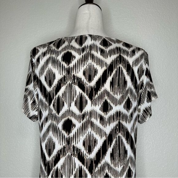 Chico’s Travelers Geometric Metallic Print Scoop Neck Short Sleeves Top - Picture 8 of 13
